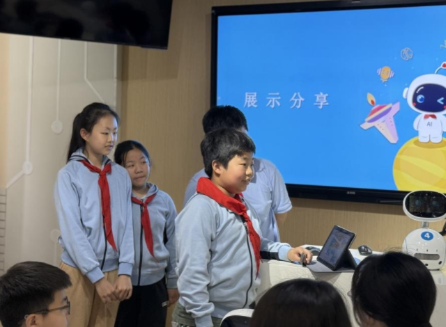 >学生们则需求自主判断其是否契合自己的需求并进一步提出修改