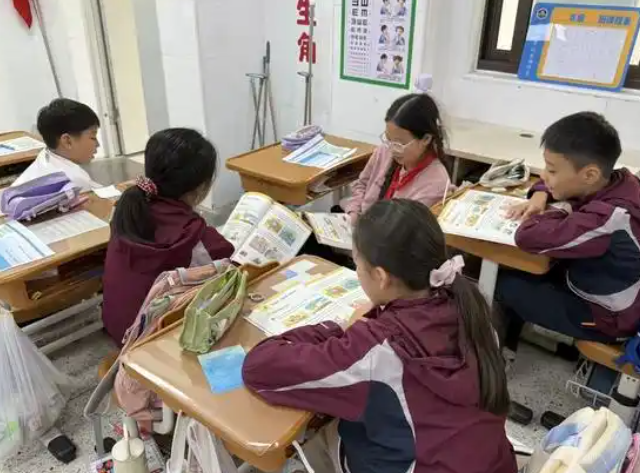 >将课堂真实交还学生数学课上学生化身校园测量师实地测量