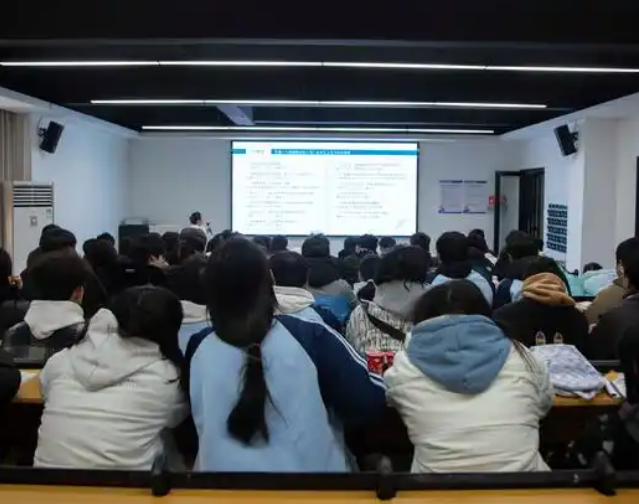 >爱是一剂良药就让我们把爱的火炬传递给学生为爱插上翅膀