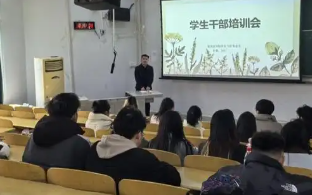 >一手抓核心素质既让学生有接受智能时代新科技挑战的才能