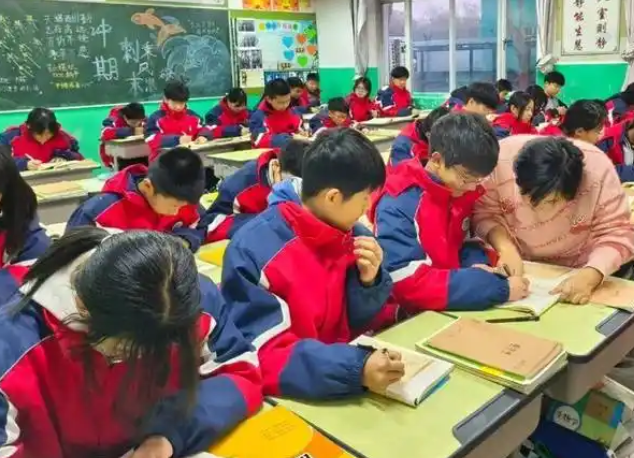 >双减要有效减轻义务教育阶段学生过重作业和校外训练