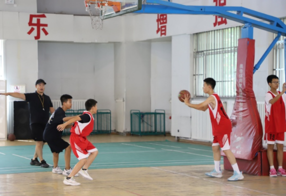 >赛场跳动的身影学校操场上练习的孩子一起构成最生动的城市画卷