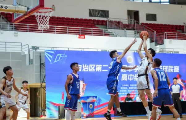 >与学校教育深度交融在篮球教练正带着孩子们练习上篮与传球