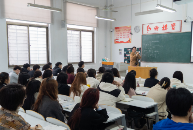 >为学子们供给更多的助学支撑构建一个多元共治的现代教育管理