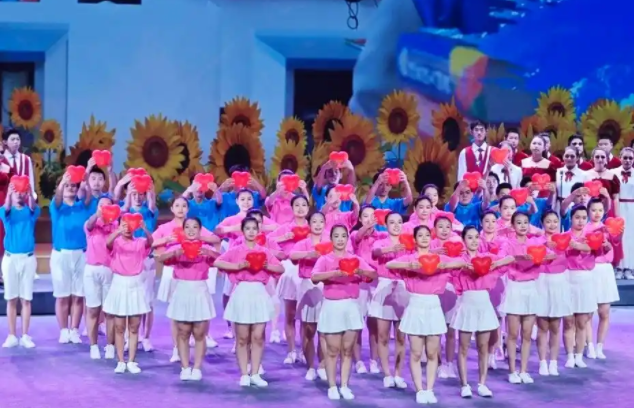 >校园教师和孩子们感人的扮演点赞为孩子们自强不息的精神点赞