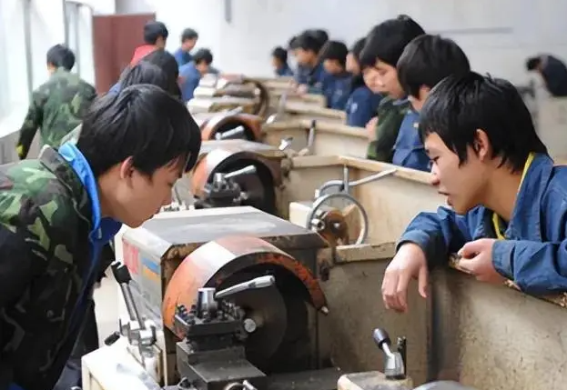 >技巧训练等而现代生计教育则强调将专业学习与职业开展深度交融