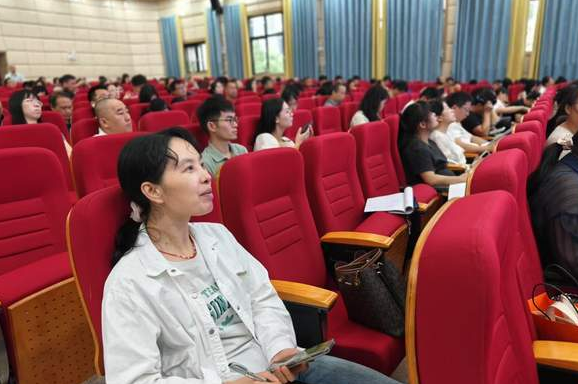 >数字素养提高等进阶课更特设心理健康教育等年代必修课