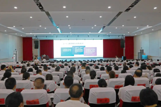 >教师们则在专属课堂上快速把握从备课技巧到班级办理的实战秘籍