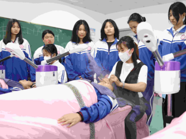 >实际操作在内的多样化职业启蒙课程满足不同学生的兴趣需求