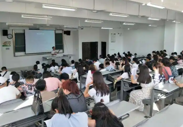 >构建职业教育升学立交桥夯实产业集群高质量开展的技能人才之基