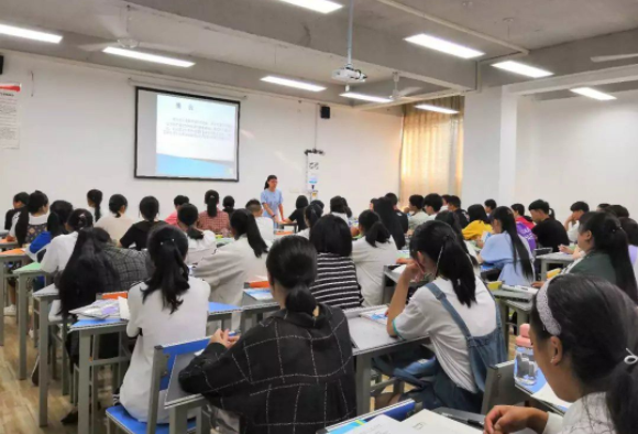 >考核点评机制铸造高素质专业化教师队伍为品质建造注入教育动能