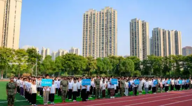 >一场温暖的修行漫步校园德育如细雨般无声滋润着校园每个旮旯