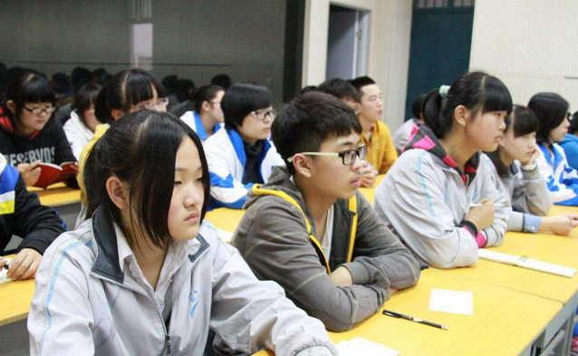 >上好学的热切等更有教育资源分配长期不均学区区分固化的积弊