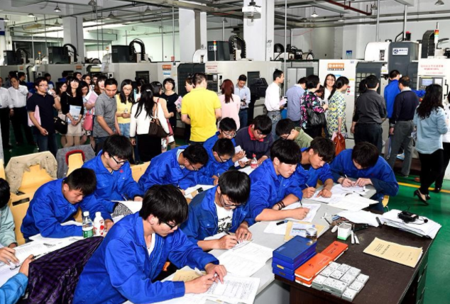 >为学生开辟宽广开展空间职业教育是终身教育系统的重要环节