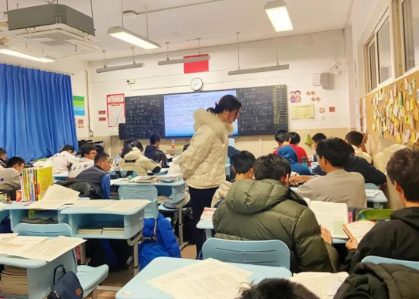 >一线教师一起开展教育规划与施行在实践中协同提高教师的专业素养