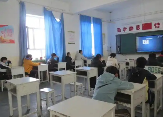 >校园建设智慧讲堂构建在线课程共享及虚拟实验实训等方面深化对接