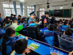 ><b>指派专人在课间巡查等方式确保学生课间活动安</b>